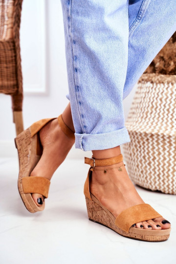 Sandálias femininas Em uma cunha cor marrom Tem que serrryMe