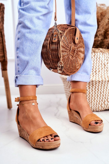 Sandálias femininas Em uma cunha cor marrom Tem que serrryMe 2