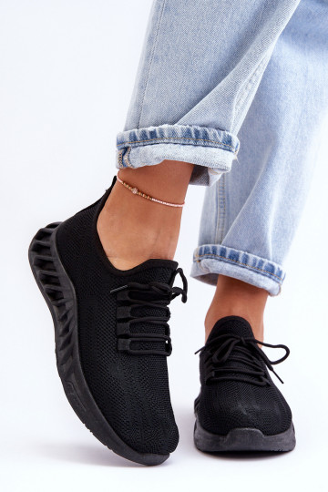 Feminino Um modelo atraente  À modalo de tênis cor preta Venett 2