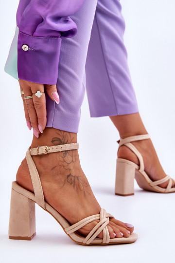 À modalo clássico Sandálias de camurça com salto bege Bernett 2