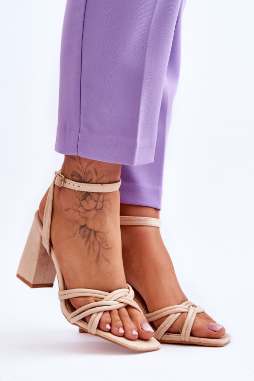 À modalo clássico Sandálias de camurça com salto bege Bernett