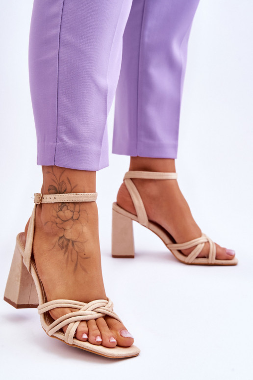 À modalo clássico Sandálias de camurça com salto bege Bernett