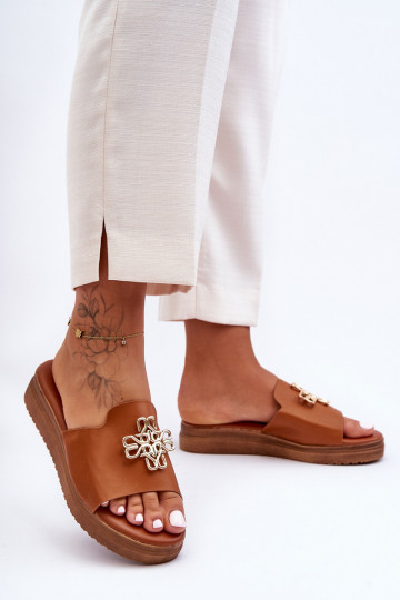 Pele Feminino Chinelos com uma plataforma com decoração cor marrom Azera