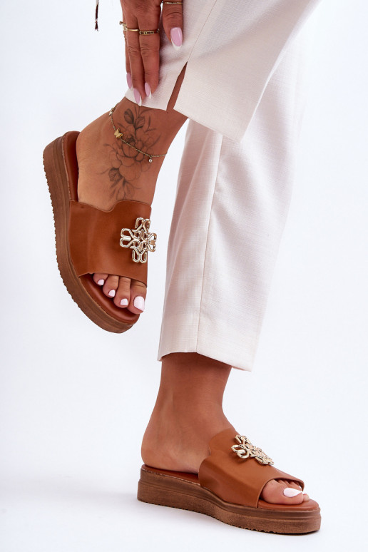 Pele Feminino Chinelos com uma plataforma com decoração cor marrom Azera