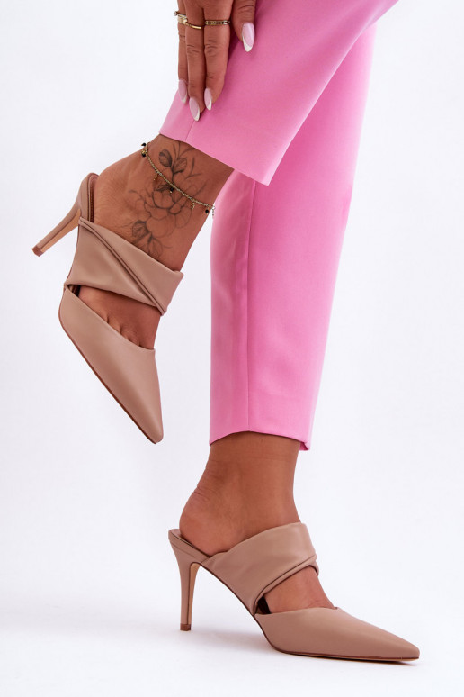 Chinelos de couro com salto fino bege Aveline