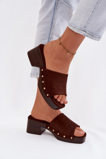 Chinelos femininos tipo clogs com pinos dourados na cor chocolate Davessa