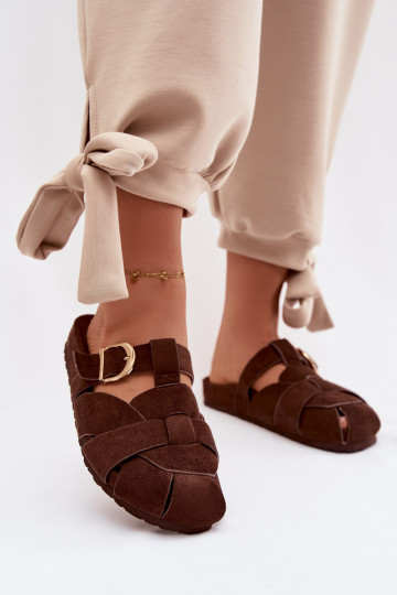 Chinelo feminino Mule com tiras e fivelas dourada na cor chocolate Ganelle