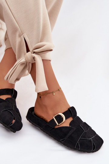 Chinelo feminino Mule com tiras e fivelas dourada na cor preta Ganelle