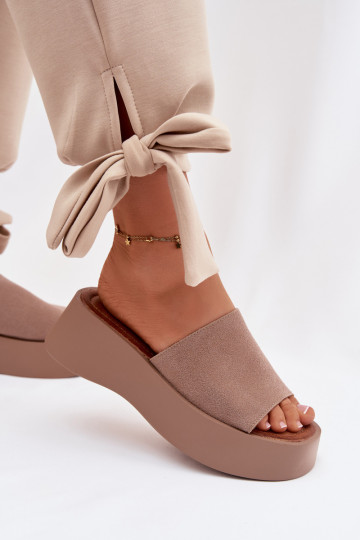 Chinelo feminino com plataforma na cor areia Liorisse