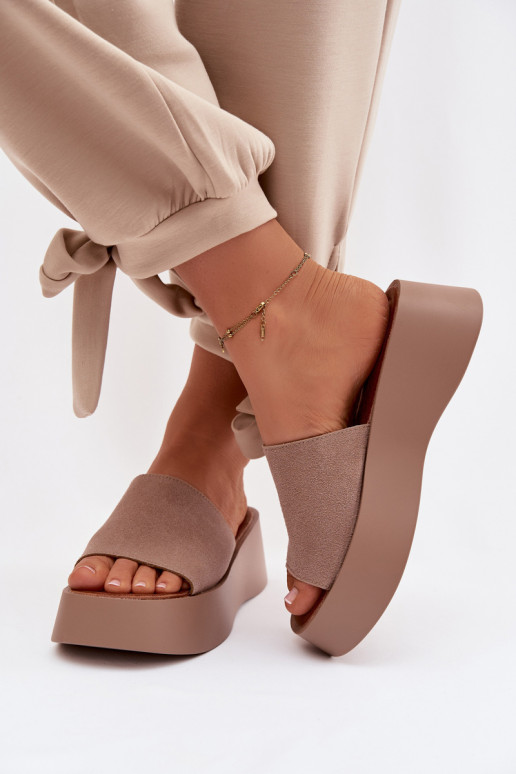 Chinelos femininos com uma plataforma bege Liorisse