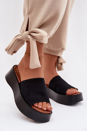 Chinelo feminino com plataforma na cor preta Liorisse