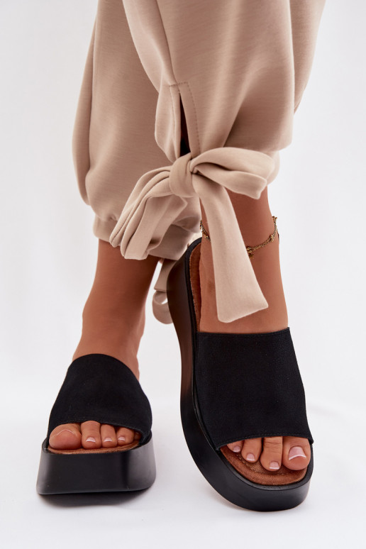 Chinelos femininos com uma plataforma cor preta Liorisse