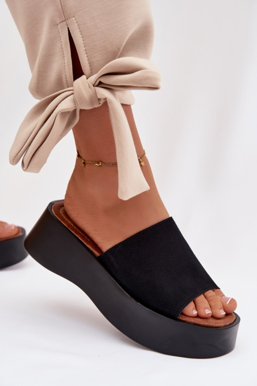 Chinelos femininos com uma plataforma cor preta Liorisse