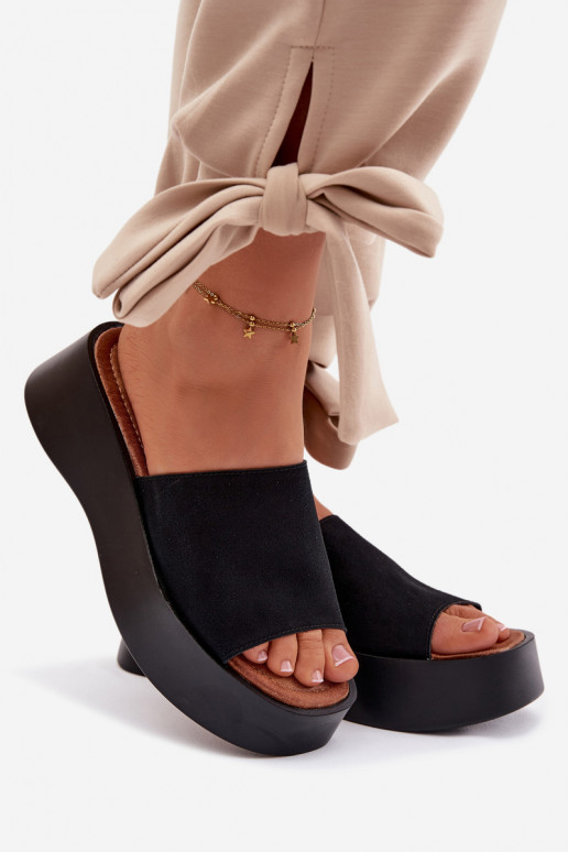 Chinelos femininos com uma plataforma cor preta Liorisse