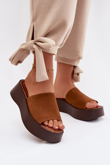 Chinelo feminino com plataforma na cor marrom Liorisse