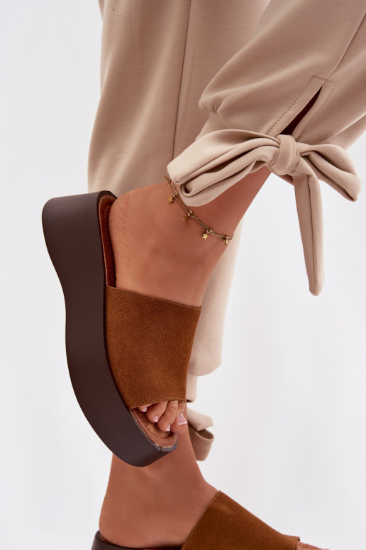 Chinelos femininos com uma plataforma cor marrom Liorisse