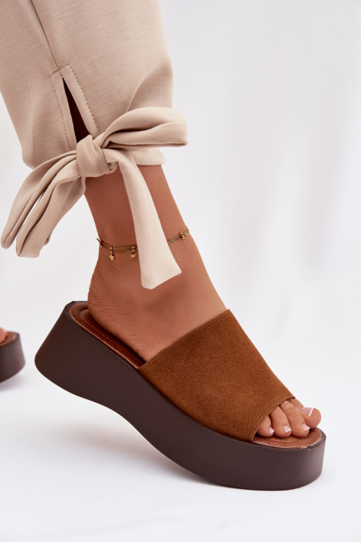 Chinelos femininos com uma plataforma cor marrom Liorisse