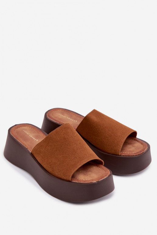 Chinelos femininos com uma plataforma cor marrom Liorisse