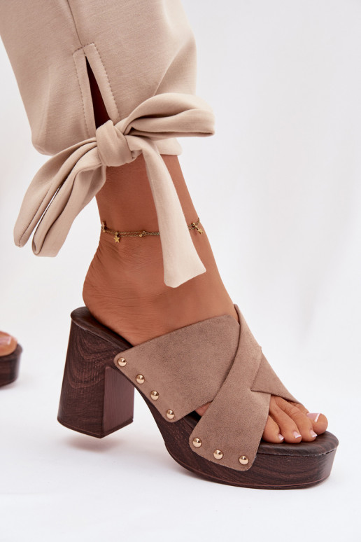 Chinelos femininos com salto Ze cor douradami Pregos bege Nerelle