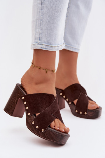 Chinelo feminino com salto e detalhes dourados na cor chocolate Nerelle