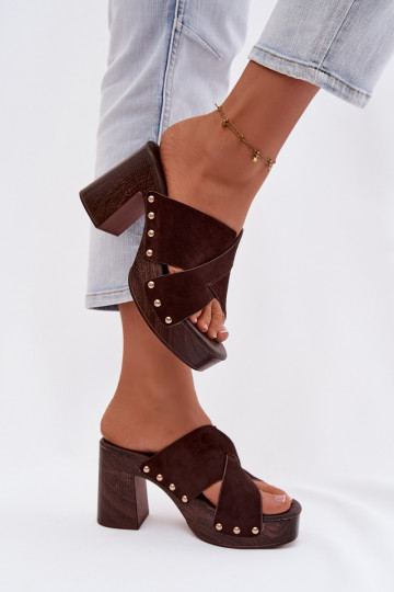 Chinelo feminino com salto e detalhes dourados na cor chocolate Nerelle 2