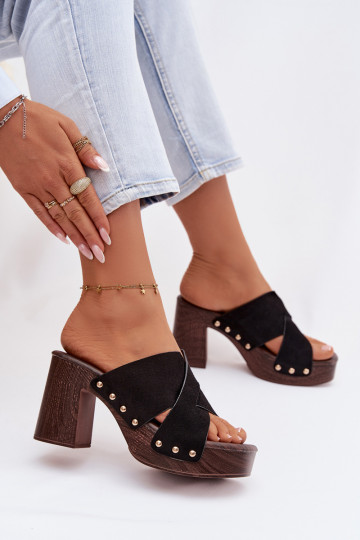 Chinelo feminino com salto e detalhes dourados na cor preta Nerelle