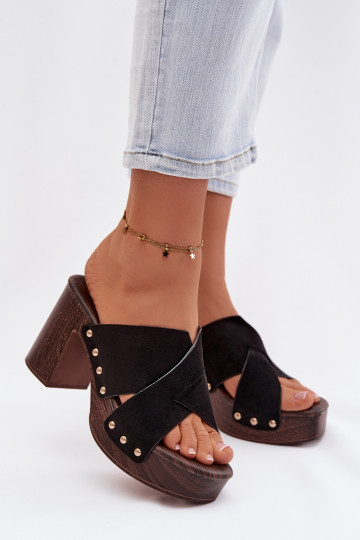 Chinelo feminino com salto e detalhes dourados na cor preta Nerelle 2