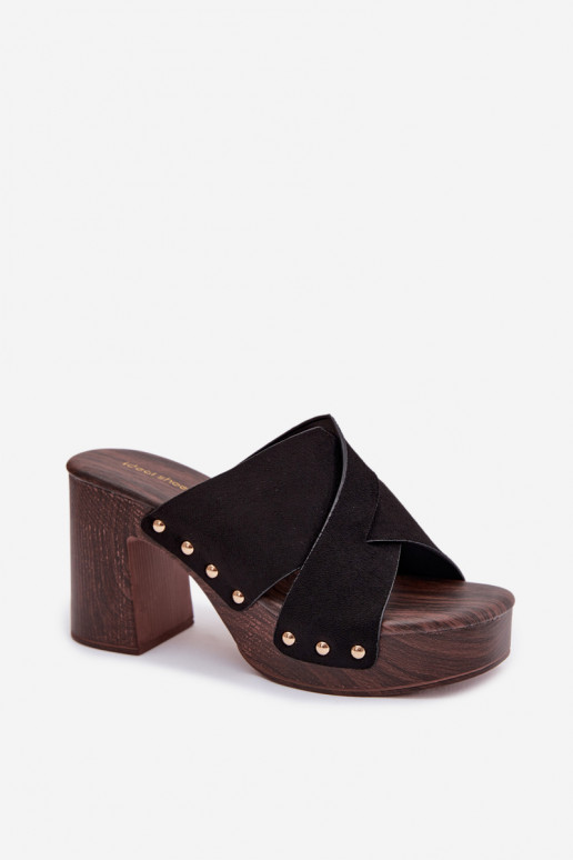 Chinelos femininos com salto Ze cor douradami Pregos cor preta Nerelle