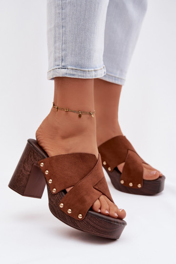Chinelo feminino com salto e detalhes dourados na cor marrom Nerelle