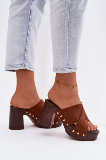 Chinelo feminino com salto e detalhes dourados na cor marrom Nerelle 2
