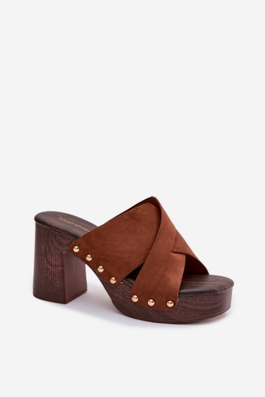 Chinelos femininos com salto Ze cor douradami Pregos cor marrom Nerelle