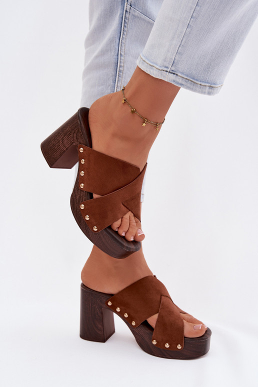 Chinelos femininos com salto Ze cor douradami Pregos cor marrom Nerelle