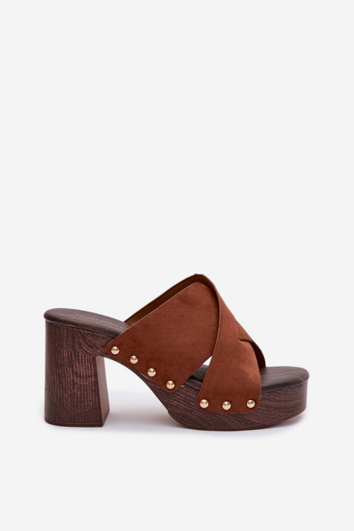 Chinelos femininos com salto Ze cor douradami Pregos cor marrom Nerelle