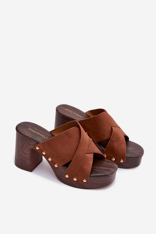 Chinelos femininos com salto Ze cor douradami Pregos cor marrom Nerelle