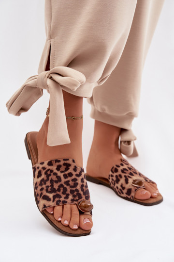 Chinelo feminino flat com elementos decorativos em camurça artificial com estampa de leopardo Selavine