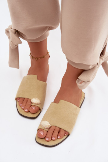 Chinelo feminino flat com elementos decorativos em camurça artificial na cor amarela Selavine 2