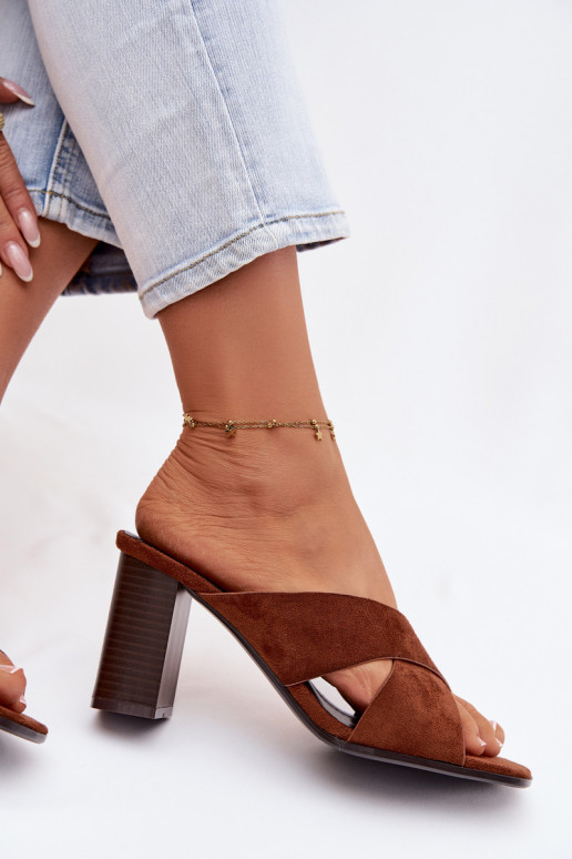 Chinelos femininos com salto cor marrom Denessa