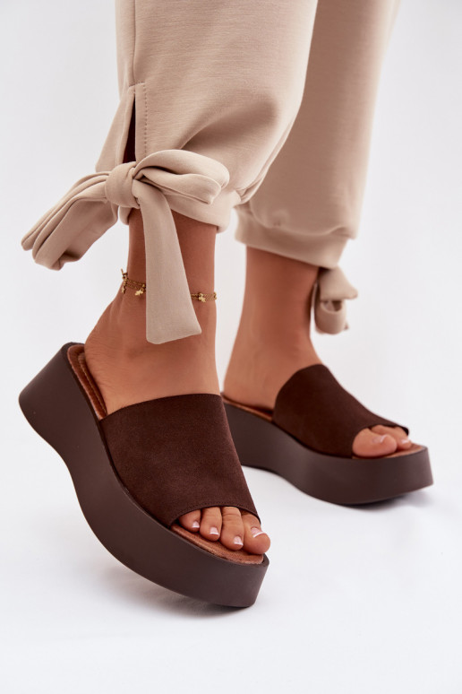 Chinelos femininos com uma plataforma CzekoladoParae Liorisse