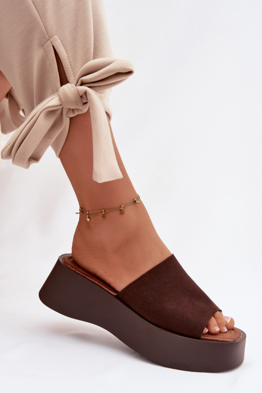 Chinelos femininos com uma plataforma CzekoladoParae Liorisse