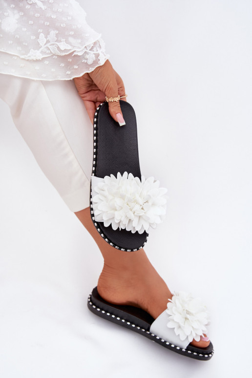 Chinelos femininos Ozdobione com motivos floraisami cor branca Cellanen