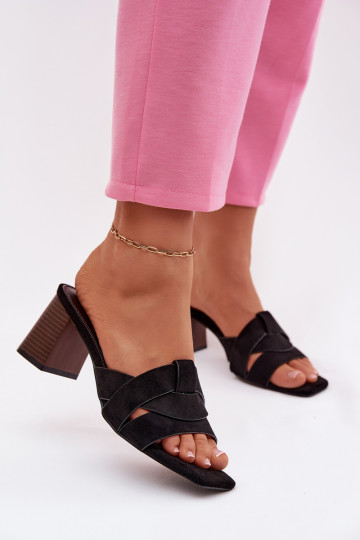 Chinelos femininos com saltos e tiras de camurça sintética, cor preta, Corivelle