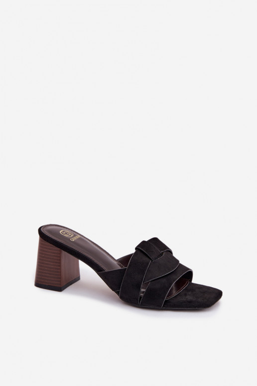 Chinelos femininos com saltos e tiras de camurça sintética, cor preta, Corivelle