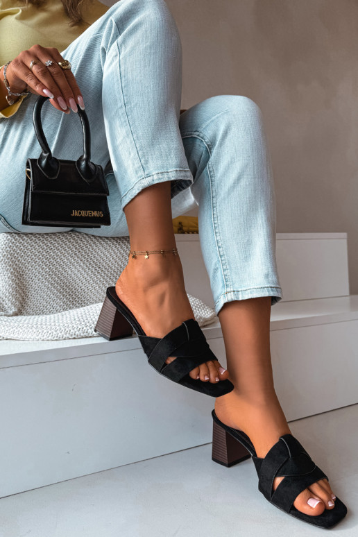 Chinelos femininos com saltos e tiras de camurça sintética, cor preta, Corivelle