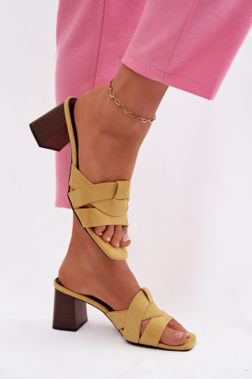 Chinelos femininas com salto e tiras de camurça artificial na cor amarela Corivelle