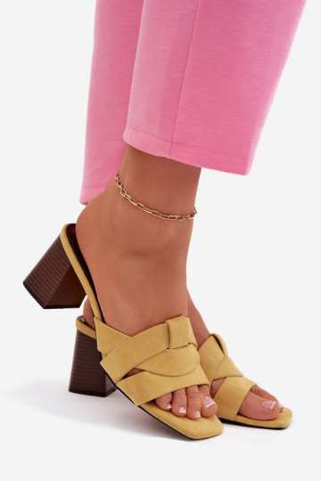 Chinelos femininas com salto e tiras de camurça artificial na cor amarela Corivelle 2