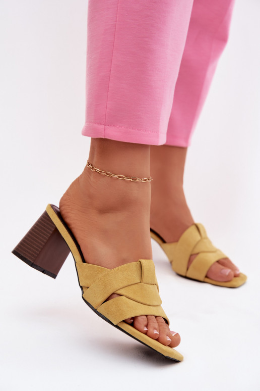Chinelos femininas com salto e tiras de camurça artificial na cor amarela Corivelle