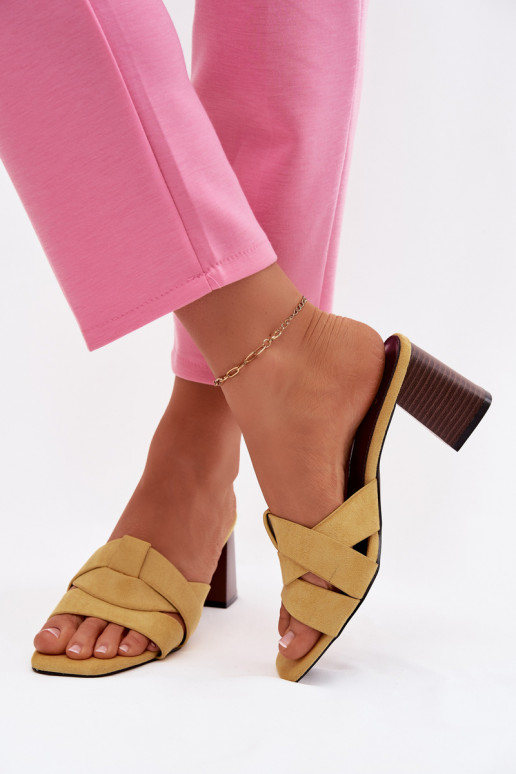 Chinelos femininas com salto e tiras de camurça artificial na cor amarela Corivelle