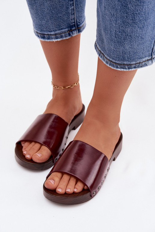 Chinelos femininos com rebites com salto largo Borgonha Brinalle