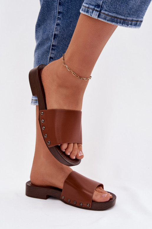 Chinelos femininos com rebites com salto largo cor marrom Brinalle