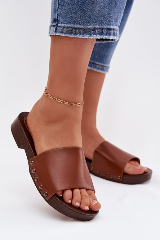 Chinelos femininos com rebites com salto largo cor marrom Brinalle